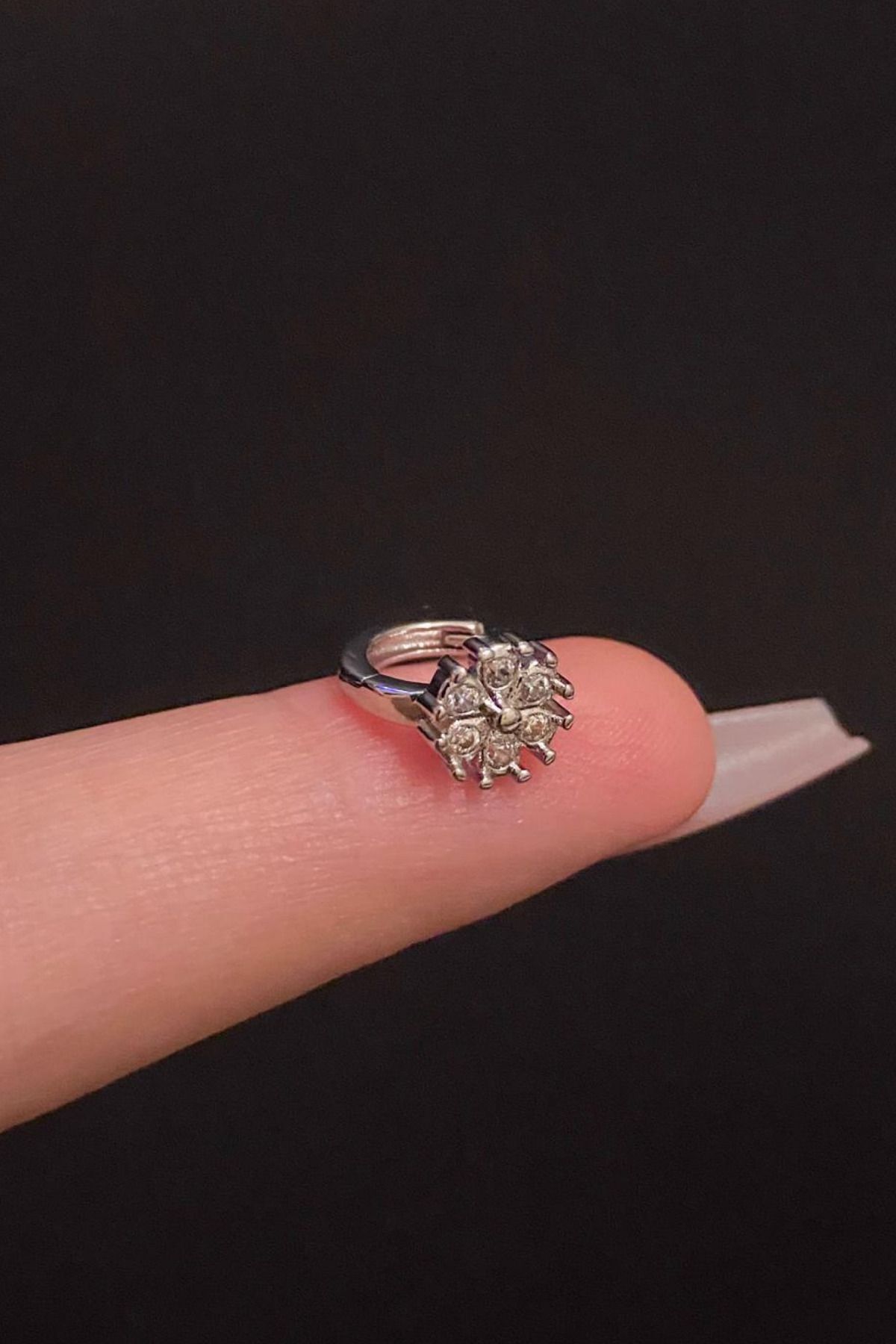 Kadın Çiçek Figürlü Zirkon Taşlı Tragus Helix Kıkırdak Halka Çelik Piercing