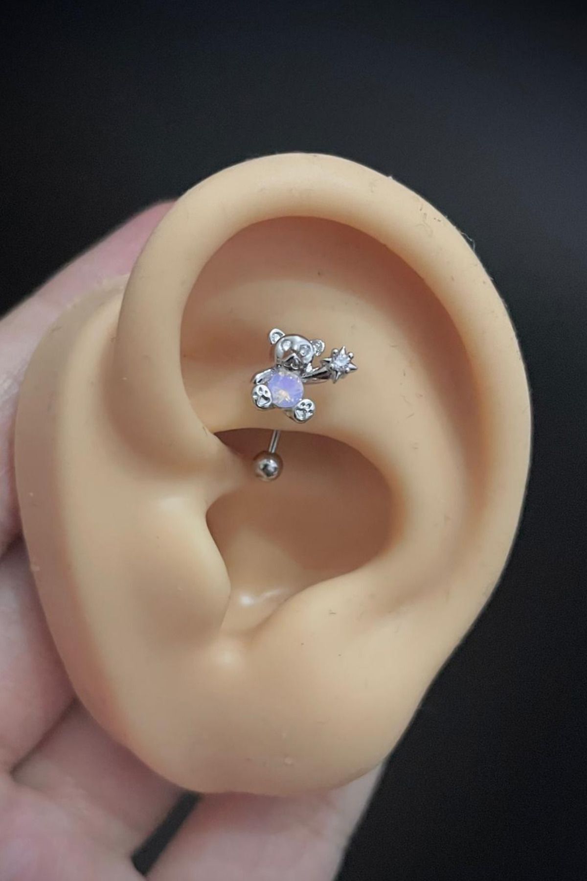 Kadın Ayı Figürlü Mavi Zirkon Taşlı Rook ve Kaş Çelik Piercing